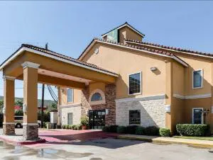 Baymont by Wyndham Houston North hotel hero