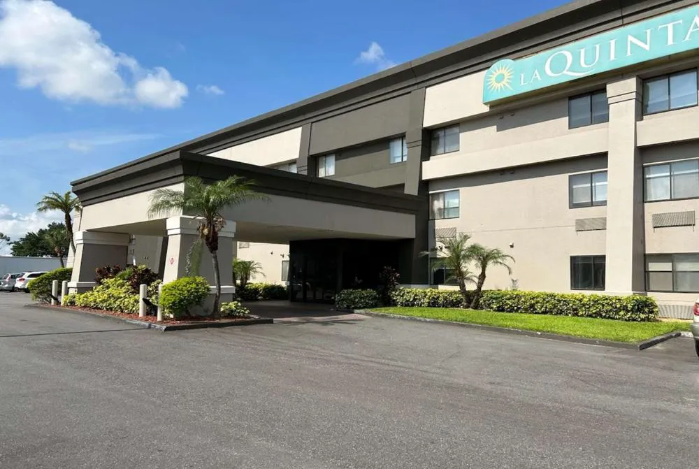 La Quinta Inn & Suites by Wyndham Orlando South hotel hero