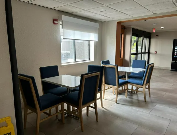 La Quinta Inn & Suites by Wyndham Orlando South hotel detail image 4