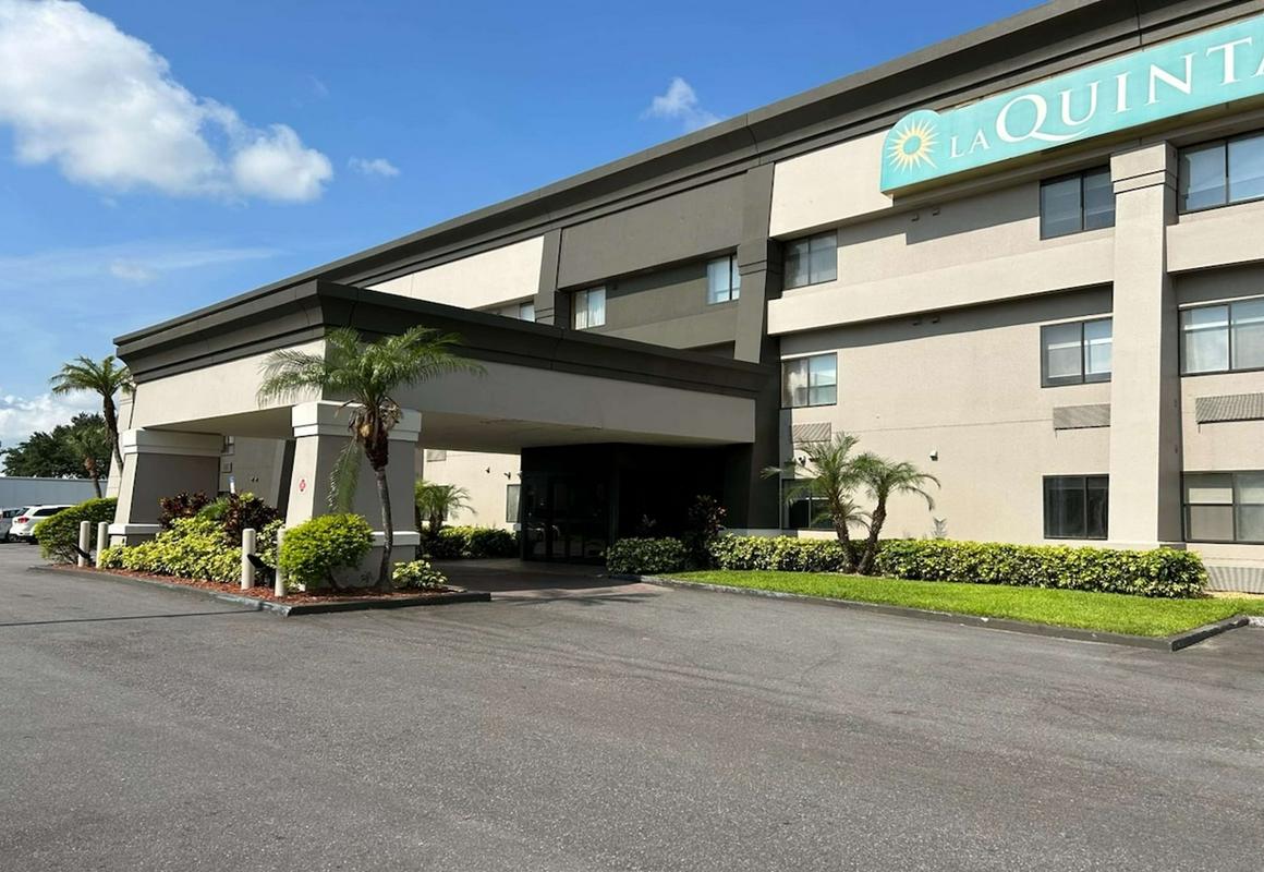 La Quinta Inn & Suites by Wyndham Orlando South hotel hero