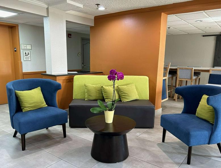 La Quinta Inn & Suites by Wyndham Orlando South hotel detail image 3