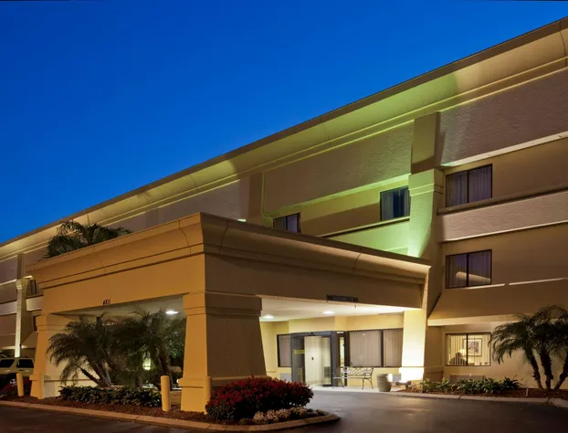 La Quinta Inn & Suites by Wyndham Tampa Fairgrounds - Casino hotel detail image 1