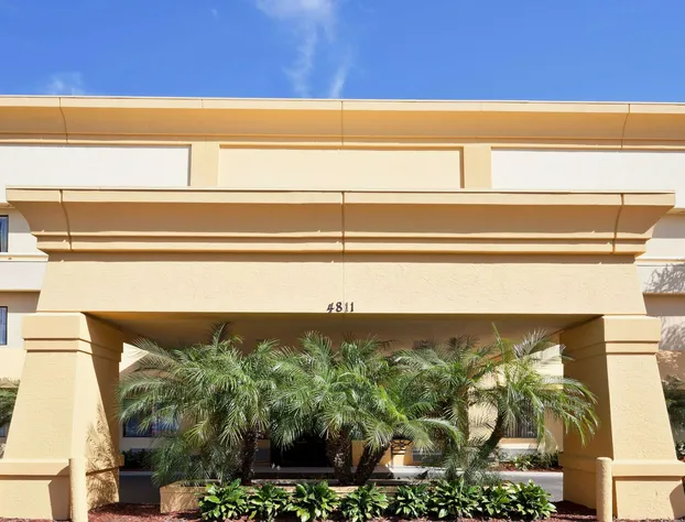La Quinta Inn & Suites by Wyndham Tampa Fairgrounds - Casino hotel detail image 3