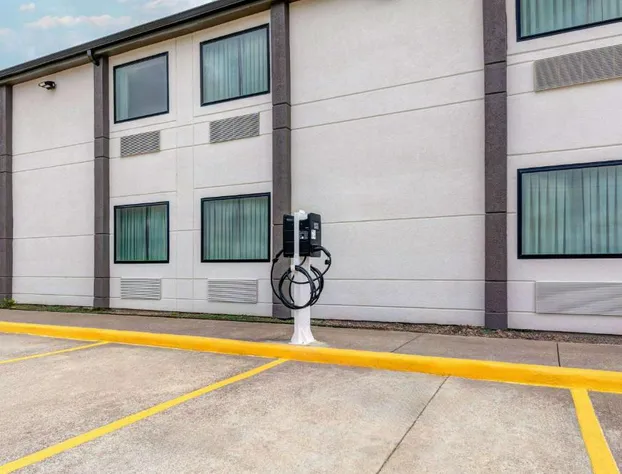 Super 8 by Wyndham Waxahachie TX hotel detail image 4