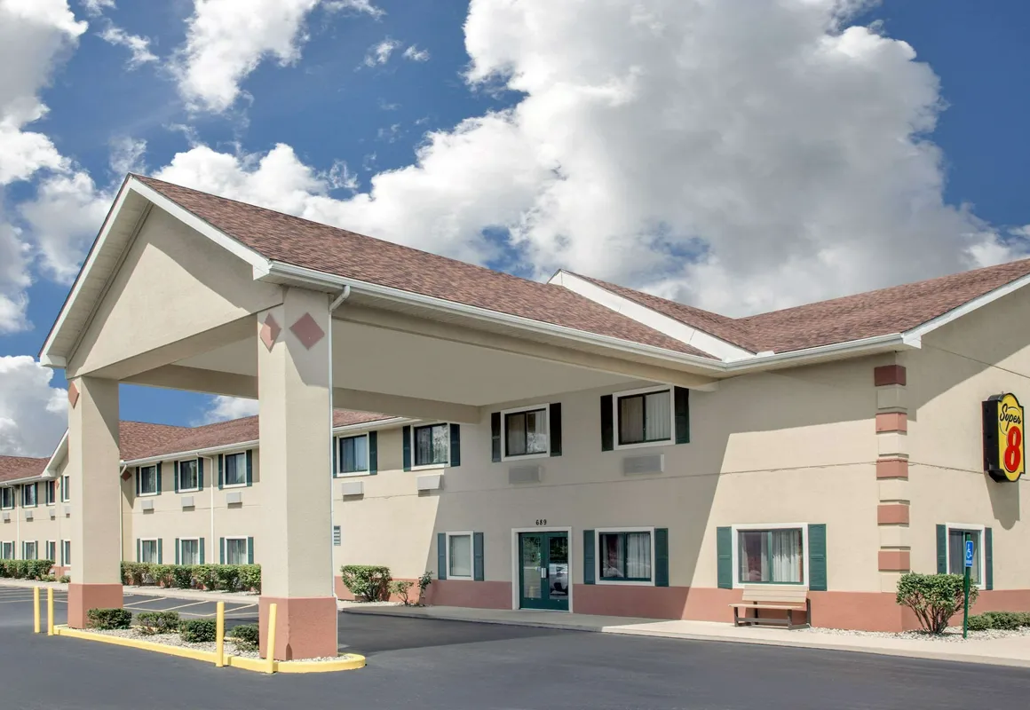 Super 8 by Wyndham Three Rivers hotel hero