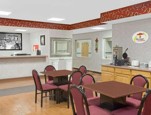 Super 8 by Wyndham Three Rivers hotel detail image 2