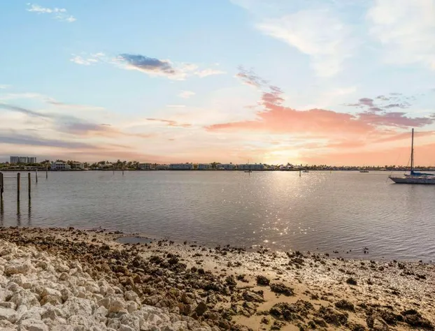 Hilton Vacation Club Charter Club Naples Bay hotel detail image 4
