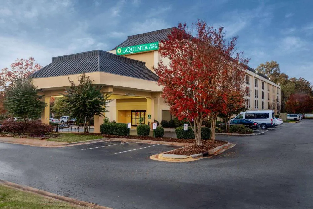 CLT Airport Inn & Suites hotel hero