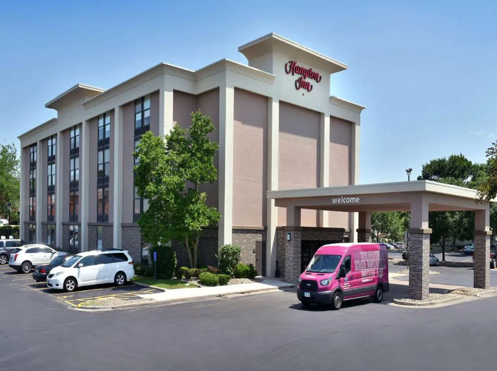 Hampton Inn Des Moines-Airport hotel hero
