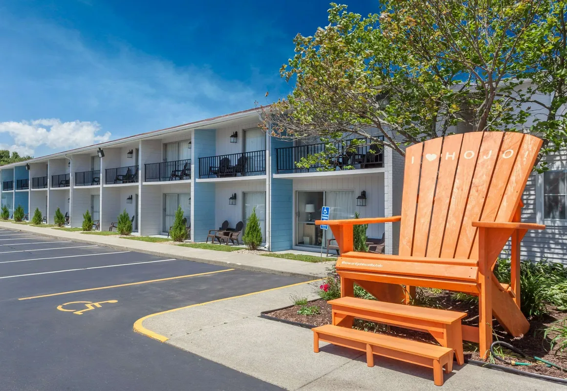 Howard Johnson by Wyndham Mystic hotel hero