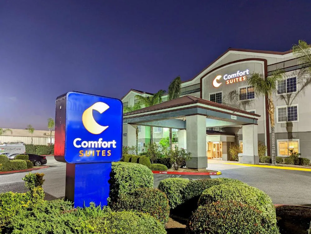 Comfort Suites Fresno River Park hotel hero