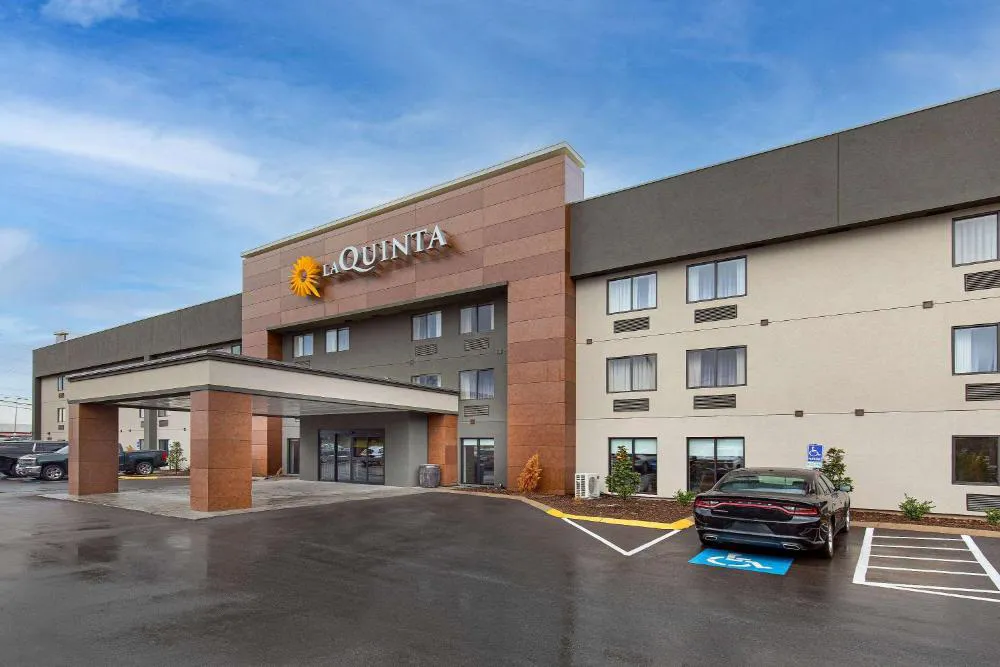 La Quinta Inn & Suites by Wyndham Nashville Airport hotel hero