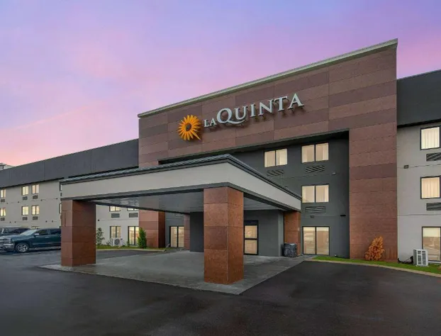 La Quinta Inn & Suites by Wyndham Nashville Airport hotel detail image 2