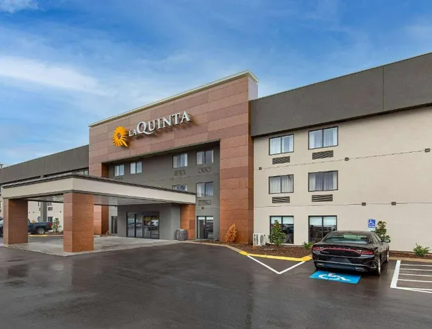 La Quinta Inn & Suites by Wyndham Nashville Airport hotel detail image 1