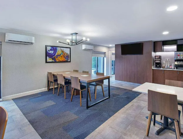 La Quinta Inn & Suites by Wyndham Nashville Airport hotel detail image 3