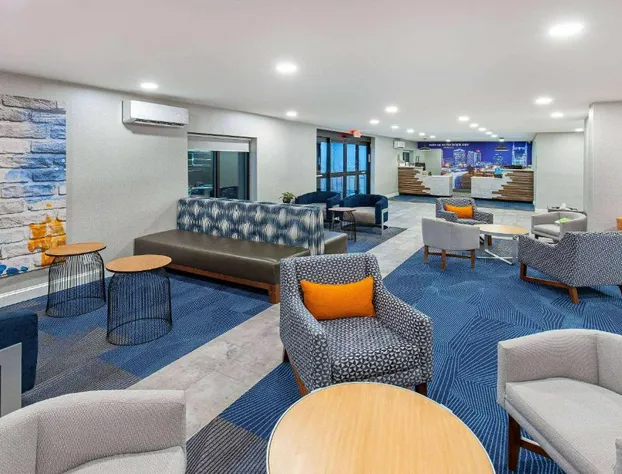 La Quinta Inn & Suites by Wyndham Nashville Airport hotel detail image 3