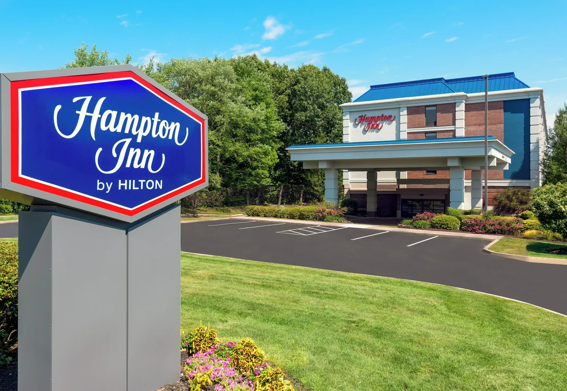 Hampton Inn Hartford/Airport hotel hero