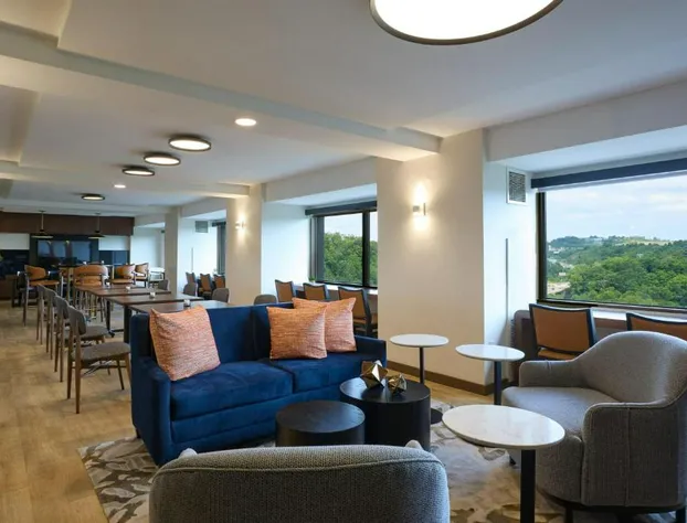 Pittsburgh Airport Marriott hotel detail image 1