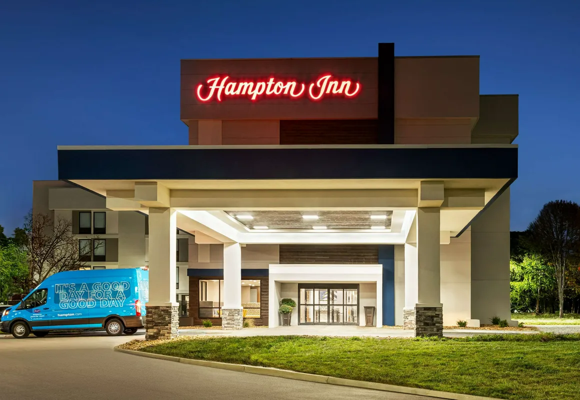 Hampton Inn Kansas City-Airport hotel hero