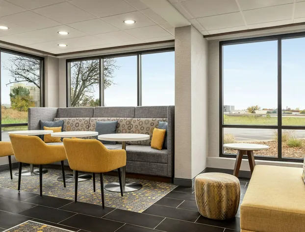 Hampton Inn Kansas City-Airport hotel detail image 2