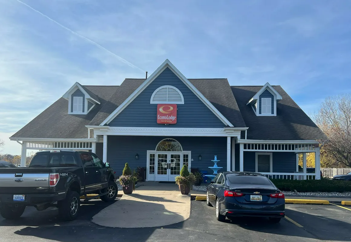 Econo Lodge & Suites Grand Rapids Airport hotel hero