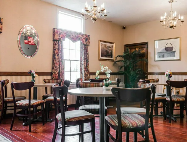 Econo Lodge & Suites Grand Rapids Airport hotel detail image 3