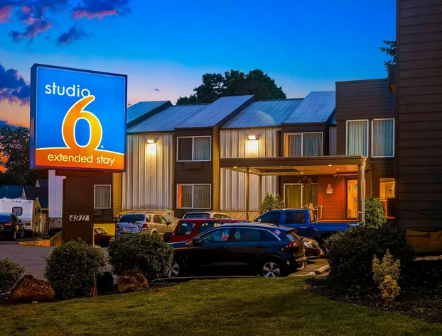 Studio 6 Portland, OR hotel detail image 1