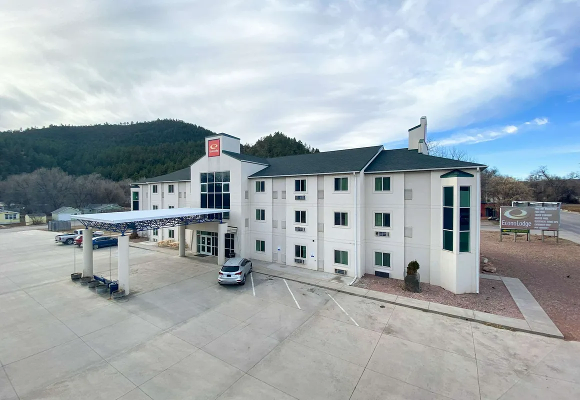 Econo Lodge Hot Springs South hotel hero