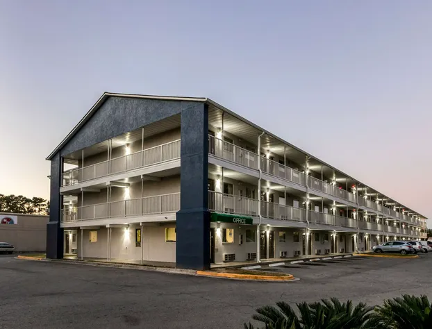 Studio 6 Savannah, GA hotel detail image 1