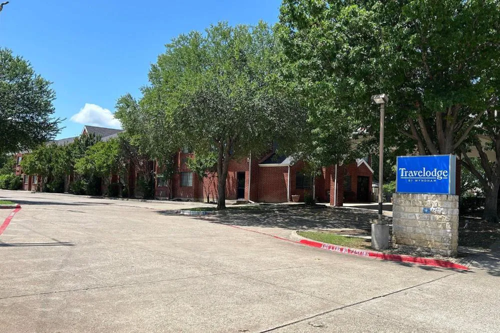 Travelodge by Wyndham Arlington/Dallas Area hotel hero