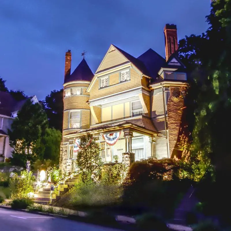 The Queen, A Victorian Bed & Breakfast hotel hero