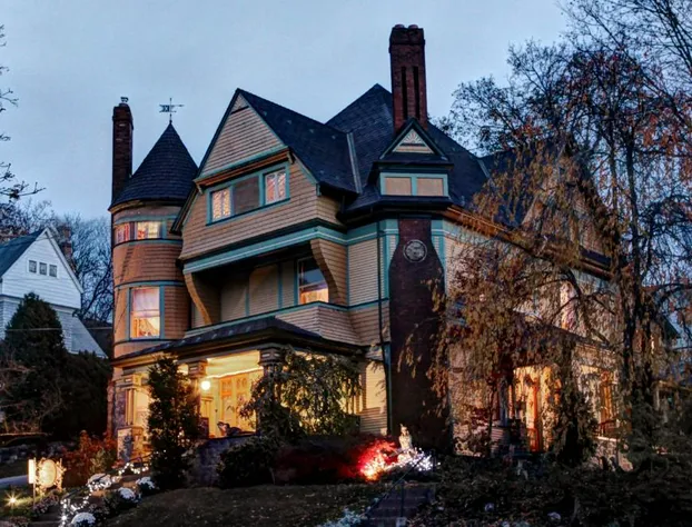 The Queen, A Victorian Bed & Breakfast hotel detail image 2