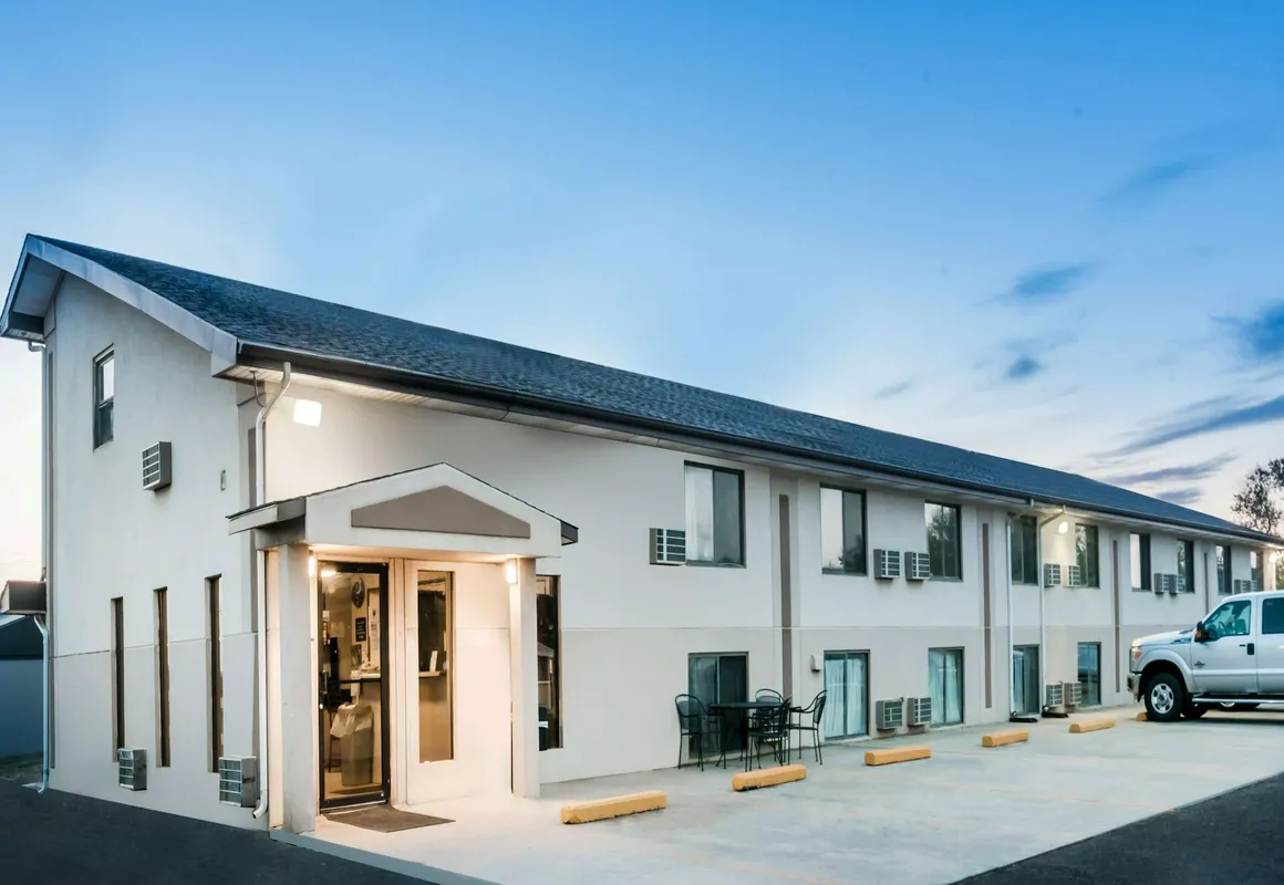 Super 8 by Wyndham Bowman hotel hero