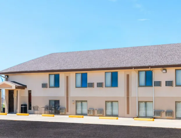 Super 8 by Wyndham Bowman hotel detail image 1