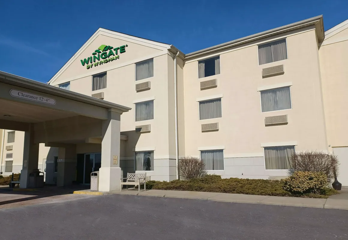 Wingate by Wyndham Pittsburgh/New Stanton hotel hero