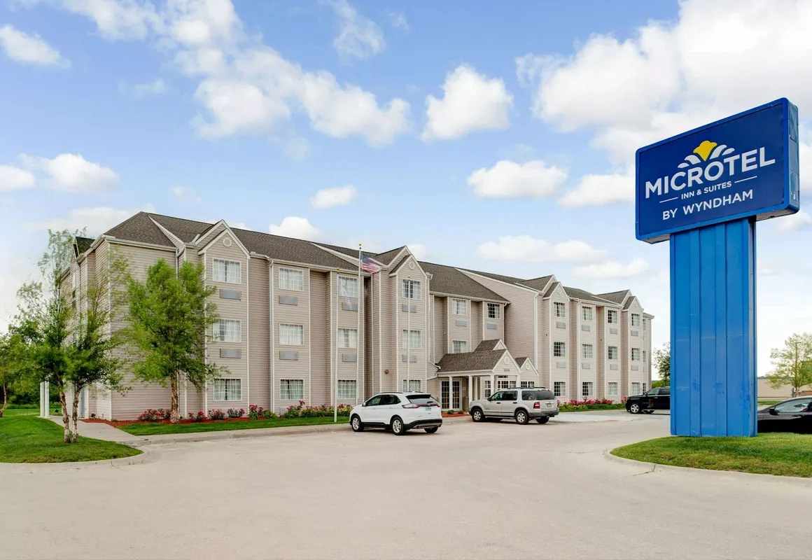 Microtel Inn & Suites by Wyndham Bellevue/Omaha hotel hero