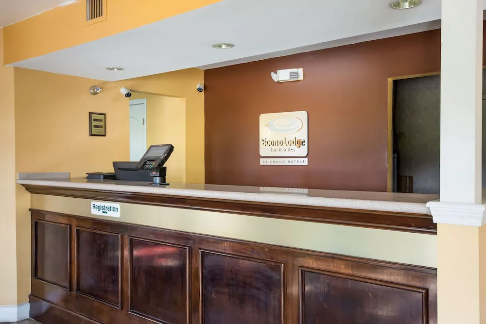 Econo Lodge Inn & Suites hotel hero