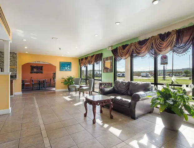 Econo Lodge Inn & Suites hotel detail image 2