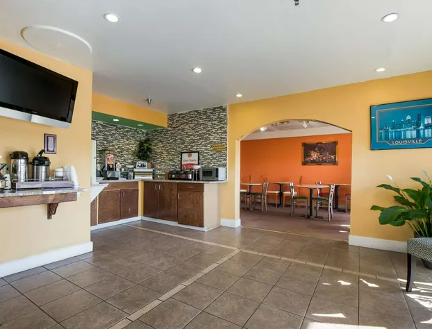 Econo Lodge Inn & Suites hotel detail image 3