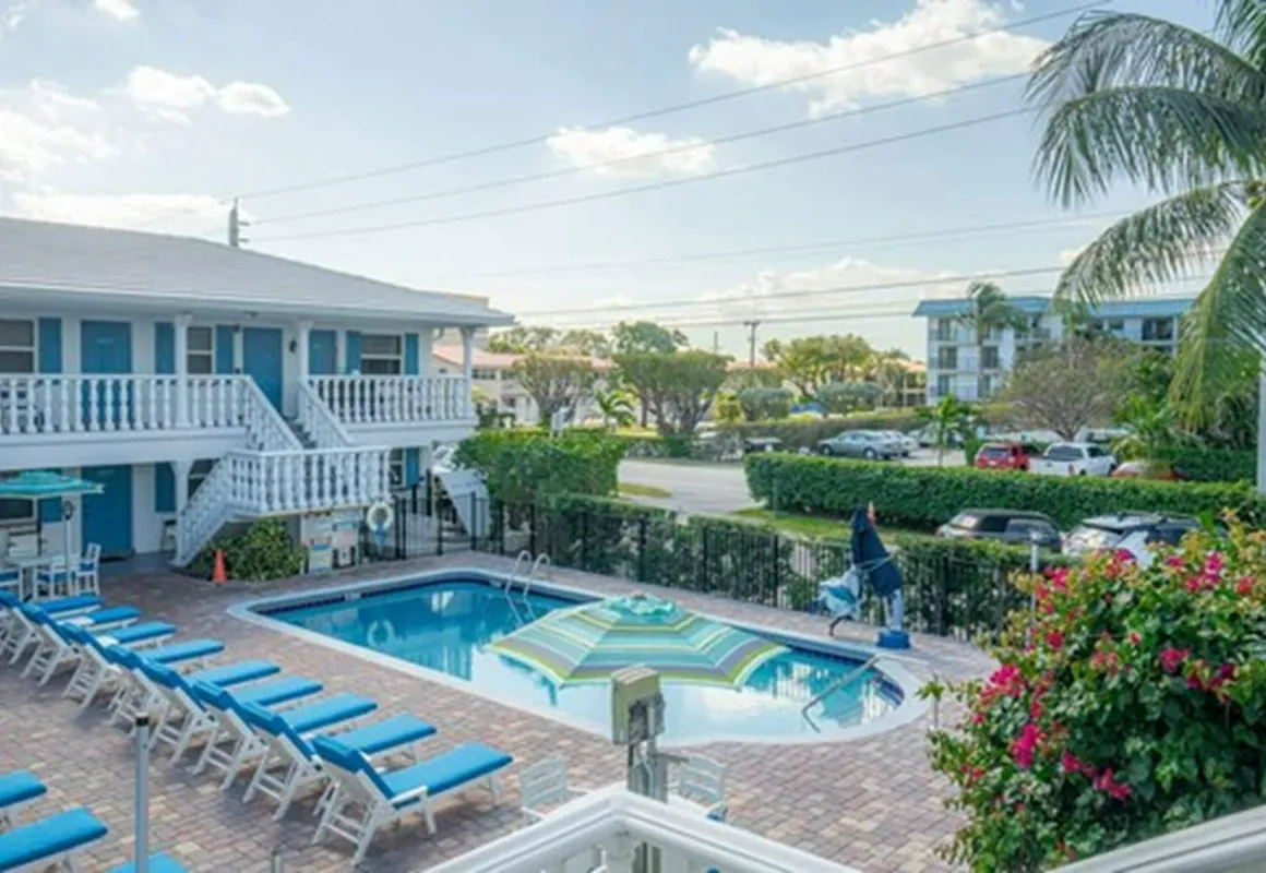 Carriage House Resort Motel hotel hero