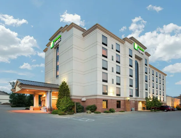Holiday Inn Express & Suites Bloomington by IHG hotel detail image 1