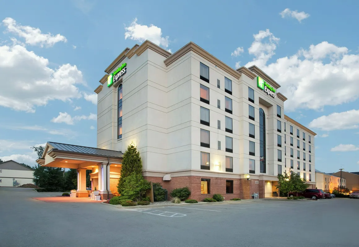 Holiday Inn Express & Suites Bloomington by IHG hotel hero