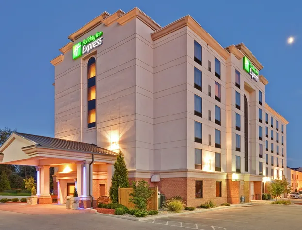 Holiday Inn Express & Suites Bloomington by IHG hotel detail image 1