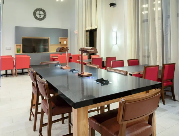 Holiday Inn Express & Suites Phoenix - Glendale Sports Dist by IHG hotel detail image 3