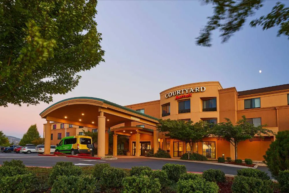 Courtyard by Marriott Medford Airport hotel hero