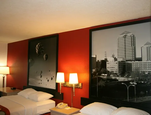 Super 8 by Wyndham Albuquerque Airport hotel detail image 4