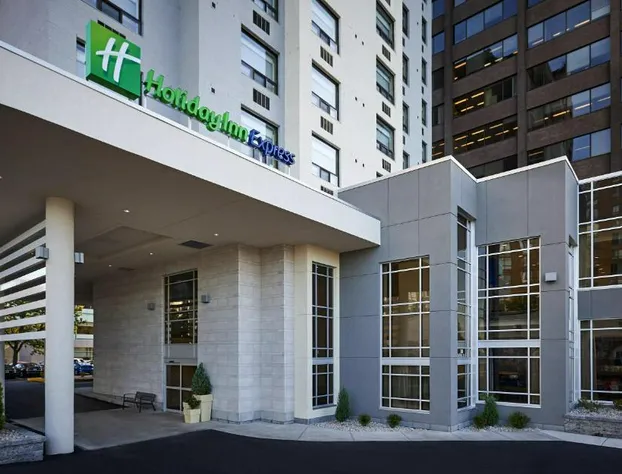 Holiday Inn Express Windsor Waterfront by IHG hotel detail image 1