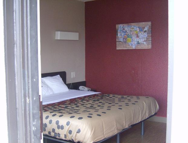 Econo Lodge Inn & Suites hotel detail image 1