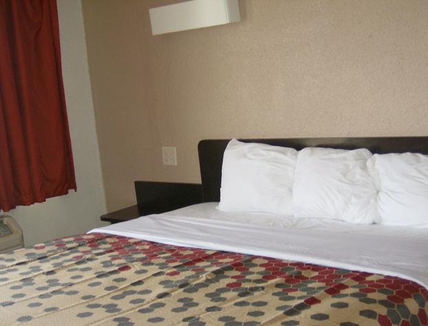 Econo Lodge Inn & Suites hotel detail image 3
