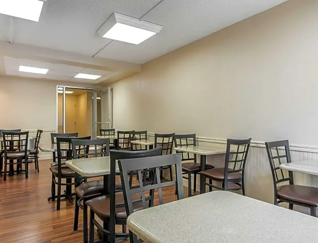 Econo Lodge Inn & Suites Joplin hotel detail image 4